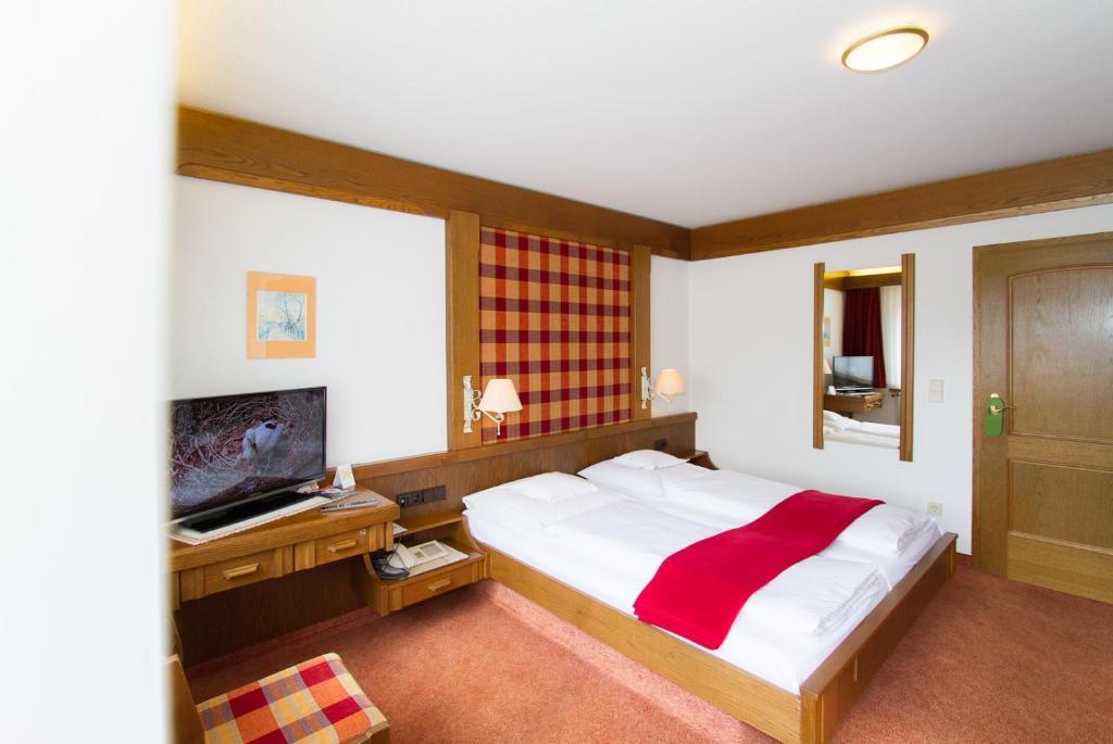 Hotel Restaurant Falken Baiersbronn Oda fotoğraf