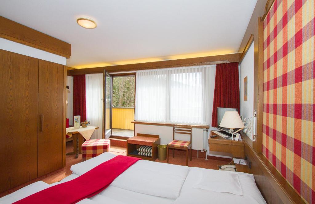 Hotel Restaurant Falken Baiersbronn Oda fotoğraf